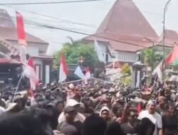 Massa Pati Lempari Kantor Bupati, Polisi Tembakkan Gas Air Mata