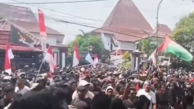 Massa Pati Lempari Kantor Bupati, Polisi Tembakkan Gas Air Mata