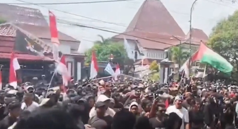 Massa Pati Lempari Kantor Bupati, Polisi Tembakkan Gas Air Mata
