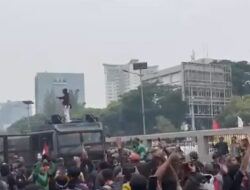 Amarah di Senayan: Protes Tunjangan DPR Meledak Tanpa Komando
