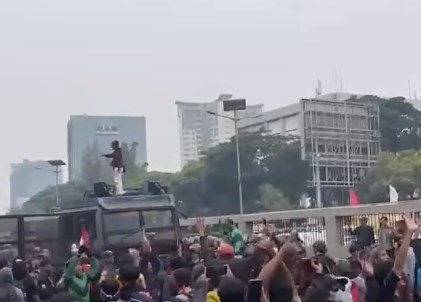 Amarah di Senayan: Protes Tunjangan DPR Meledak Tanpa Komando