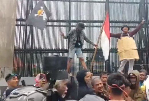 Ironi Senayan: Saat Aspal Membara, Ruang Rapat Tetap Sejuk