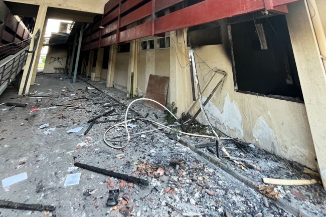 Di Atas Puing DPRD Kediri: Napas Pemerintahan yang Menolak Padam