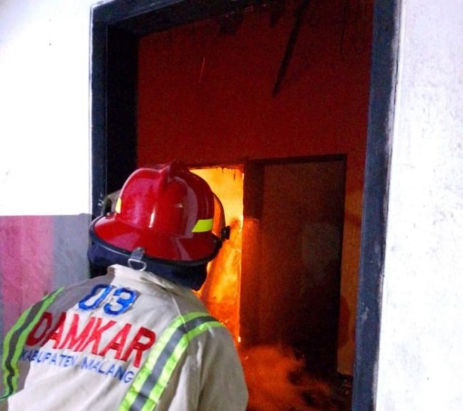 Bakar Sampah, Malah Rumah Hangus Terbakar