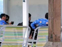 ASN Berpakaian Korpri Kota Batu Terpergok Santai di Kafe Saat Jam Kerja