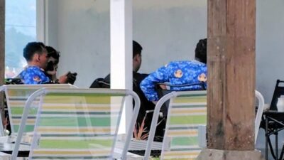ASN Berpakaian Korpri Kota Batu Terpergok Santai di Kafe Saat Jam Kerja
