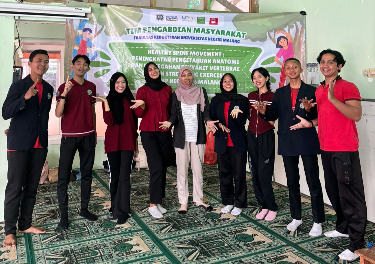 Healthy Spine Movement FK UM: Edukasi Sehat Tulang Belakang di SMPN 26 Malang