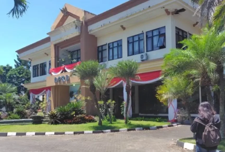 Benteng Sunyi di Rumah Rakyat: Misteri Kursi Kosong DPRD Batu di Tengah Gelombang Protes