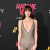 Dakota Johnson: Gaun Telanjang Bukan Sekadar Busana, Ini Manifesto Kepercayaan Diri