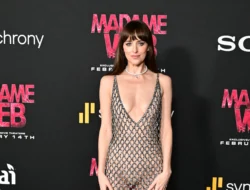 Dakota Johnson: Gaun Telanjang Bukan Sekadar Busana, Ini Manifesto Kepercayaan Diri