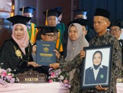 Momen Haru di Wisuda UIN Malang: Orang Tua Terima Ijazah untuk Putri yang Telah Tiada Momen Haru di Wisuda UIN Malang: Orang Tua Terima Ijazah untuk Putri yang Telah Tiada