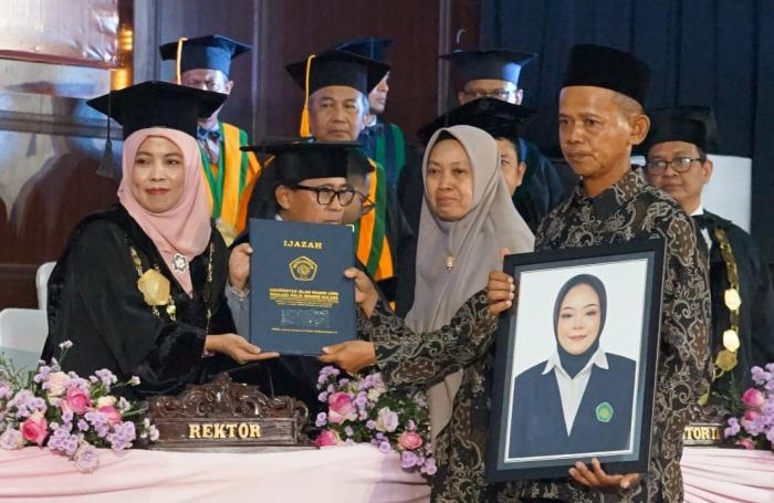 Momen Haru di Wisuda UIN Malang: Orang Tua Terima Ijazah untuk Putri yang Telah Tiada Momen Haru di Wisuda UIN Malang: Orang Tua Terima Ijazah untuk Putri yang Telah Tiada