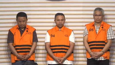 KPK Ungkap Gubernur Riau Minta “Jatah Preman” Rp 7 Miliar KPK Ungkap Gubernur Riau Minta “Jatah Preman” Rp 7 Miliar