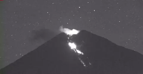 Gunung Semeru Erupsi, Lava Pijar Meluncur hingga 2,5 Kilometer Gunung Semeru Erupsi, Lava Pijar Meluncur hingga 2,5 Kilometer