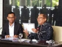 Hakim MK Tanggapi Tudingan Ijazah Palsu, Tunjukkan Momen Wisuda yang Dihadiri Dubes Indonesia