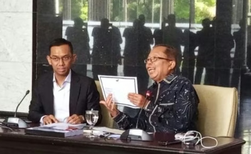 Hakim MK Tanggapi Tudingan Ijazah Palsu, Tunjukkan Momen Wisuda yang Dihadiri Dubes Indonesia Hakim MK Tanggapi Tudingan Ijazah Palsu, Tunjukkan Momen Wisuda yang Dihadiri Dubes Indonesia