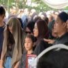 Gary Iskak Dimakamkan, Istri Lemas Gandeng Anak dan Bawa Foto Almarhum