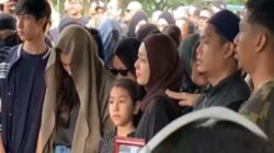 Gary Iskak Dimakamkan, Istri Lemas Gandeng Anak dan Bawa Foto Almarhum