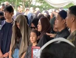 Gary Iskak Dimakamkan, Istri Lemas Gandeng Anak dan Bawa Foto Almarhum