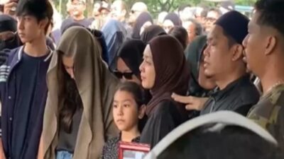 Gary Iskak Dimakamkan, Istri Lemas Gandeng Anak dan Bawa Foto Almarhum