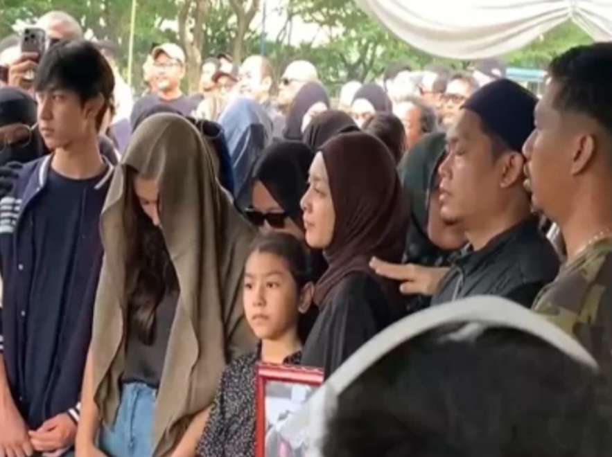 Gary Iskak Dimakamkan, Istri Lemas Gandeng Anak dan Bawa Foto Almarhum Gary Iskak Dimakamkan, Istri Lemas Gandeng Anak dan Bawa Foto Almarhum