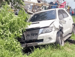 Fortuner Masuk Parit Usai Hantam Warung di Kediri, Sopir Masih 16 Tahun