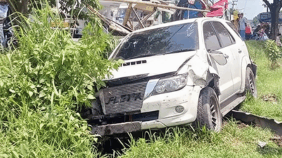Fortuner Masuk Parit Usai Hantam Warung di Kediri, Sopir Masih 16 Tahun