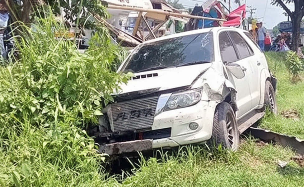Fortuner Masuk Parit Usai Hantam Warung di Kediri, Sopir Masih 16 Tahun