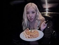 Nasi Goreng Jadi Bintang, Rose BLACKPINK Pukau GBK dalam Konser DEADLINE