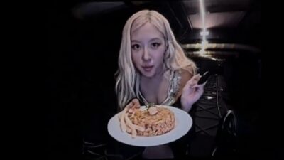 Nasi Goreng Jadi Bintang, Rose BLACKPINK Pukau GBK dalam Konser DEADLINE