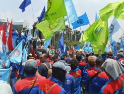 Anomali Upah Jakarta: Buruh Kepung Istana, Tuntut Revisi UMP 2026