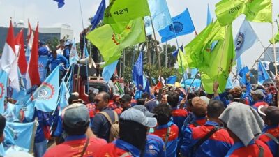 Anomali Upah Jakarta: Buruh Kepung Istana, Tuntut Revisi UMP 2026