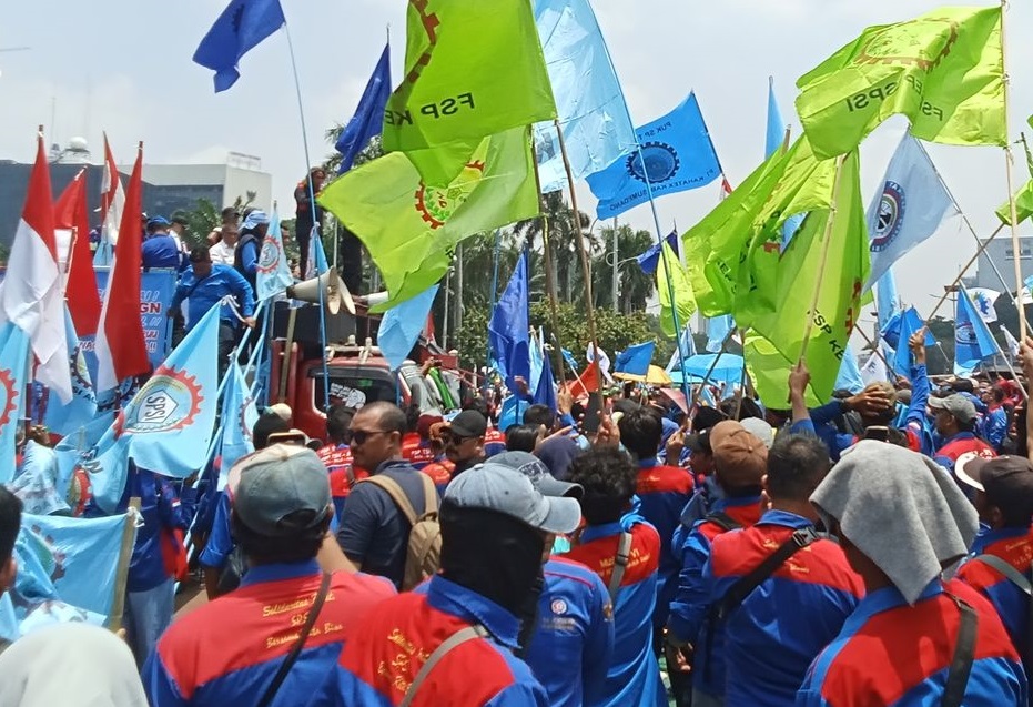 Anomali Upah Jakarta: Buruh Kepung Istana, Tuntut Revisi UMP 2026