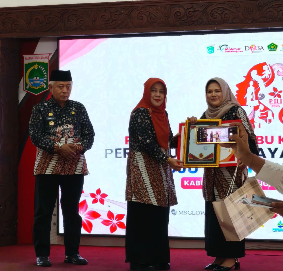 Dosen UIN Malang Prof Erfaniah Zuhriah Raih Penghargaan Perempuan Inspiratif Bidang Pendidikan