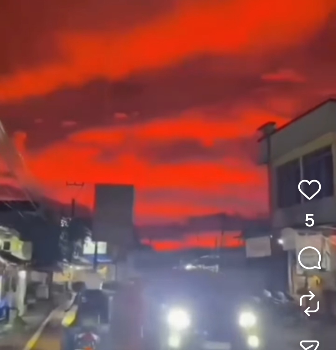 Viral Langit Pandeglang Berwarna Merah Pekat, Benarkah Pertanda Buruk?
