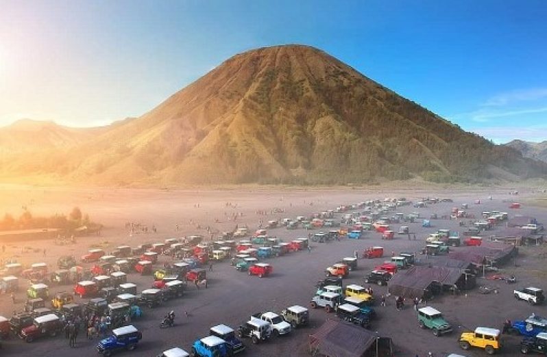 Libur Nataru 2025: Geliat Jeep Bromo dan Tantangan Jalur Maut