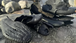 Pantai Inggris Muntahkan Ratusan Sepatu Victoria, Sisa Kapal Karam?