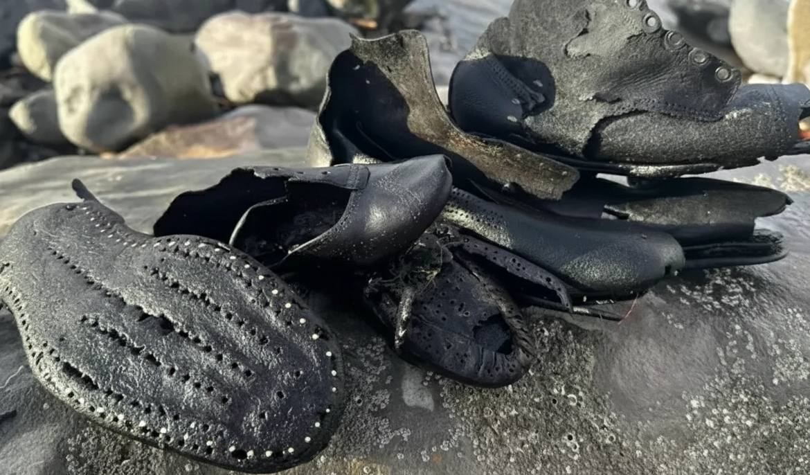 Pantai Inggris Muntahkan Ratusan Sepatu Victoria, Sisa Kapal Karam? Pantai Inggris Muntahkan Ratusan Sepatu Victoria, Sisa Kapal Karam?