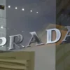 Prada Akuisisi Versace, Tantang Dominasi LVMH