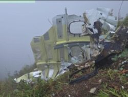 Tim SAR Temukan Serpihan Besar ATR 42-500 di Lereng Gunung Bulusaraung