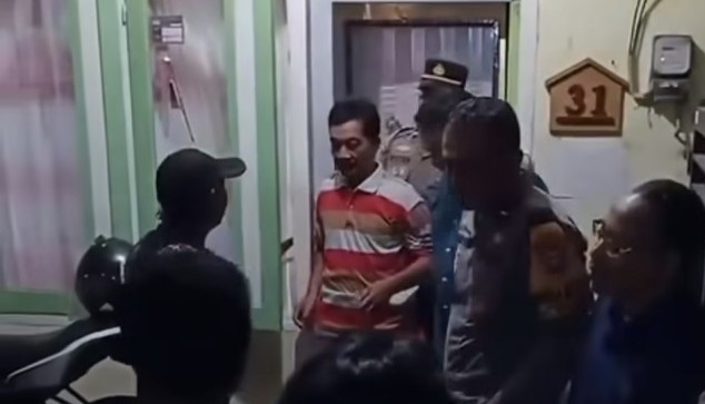 Teror Voyeurisme Malang: Tetangga Rekam 60 Video Mandi, Privasi Terkoyak Teror Voyeurisme Malang: Tetangga Rekam 60 Video Mandi, Privasi Terkoyak