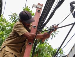 Tegakkan Perda, Pemkot Surabaya Tertibkan Kabel Semrawut