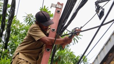 Tegakkan Perda, Pemkot Surabaya Tertibkan Kabel Semrawut