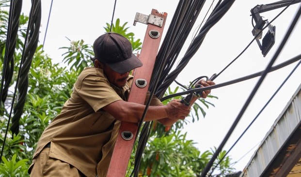 Tegakkan Perda, Pemkot Surabaya Tertibkan Kabel Semrawut