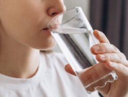 Bukan soal Hangatnya, Ini Kunci Minum Air untuk Kesehatan Ginjal