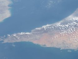 Nadi Minyak Dunia Tercekik: Iran Kembali Blokir Hormuz, Lawan Ultimatum AS