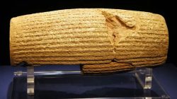 Bukan Cuma Yunani: 8 Warisan Emas Persia yang Membentuk Dunia Modern