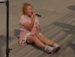 Aksi Pinkan Mambo Ngamen sambil Tiduran di Aspal Raup Puluhan Juta