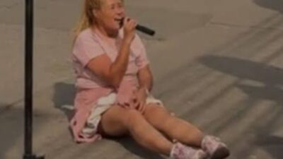 Aksi Pinkan Mambo Ngamen sambil Tiduran di Aspal Raup Puluhan Juta