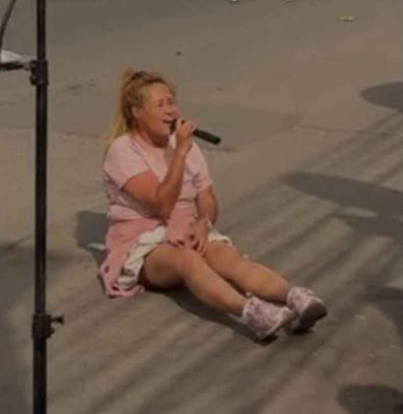 Aksi Pinkan Mambo Ngamen sambil Tiduran di Aspal Raup Puluhan Juta